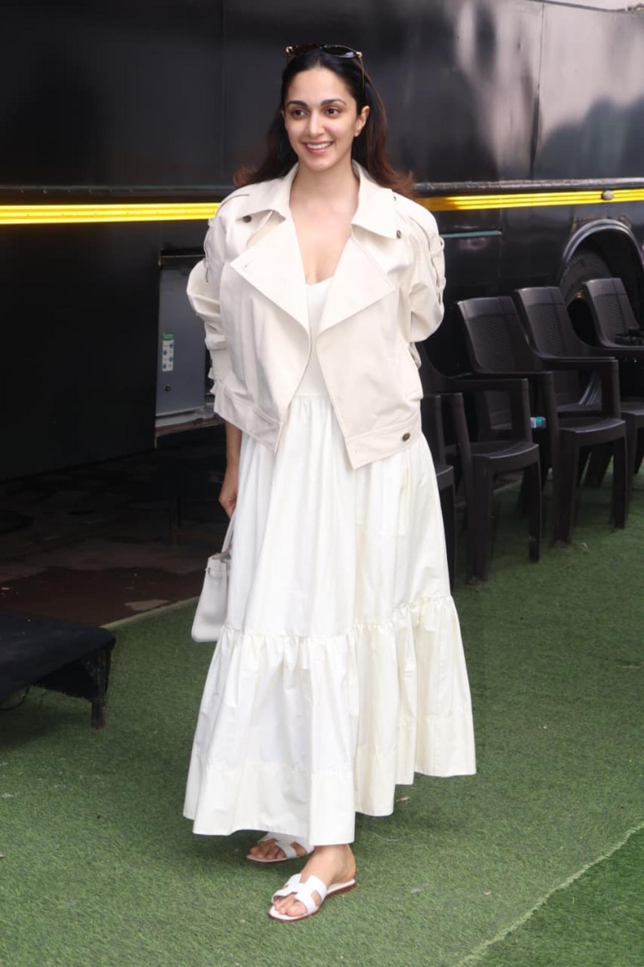 Kiara Advani was spotted on sets in Mumbai. She looked beautiful, radiating her new mom glow. 